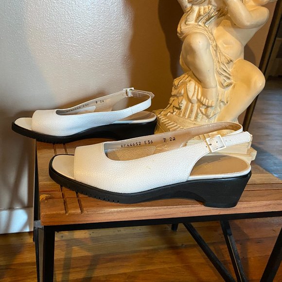 Salvatore Ferragamo Boutique White Leather Open Toe Slingback Sandals Size 7 - Picture 3 of 8